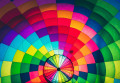 À l’intérieur d’une montgolfière colorée