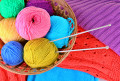 pelotes de laine colorées et tricot