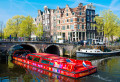Bateau touristique sur un canal à Amsterdam