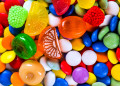 Gros plan de bonbons colorés
