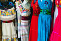 Robes mexicaines traditionnelles sur un marché local