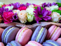 Macarons et fleurs violettes et roses