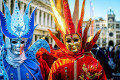 Masques colorés au carnaval de Venise, en Italie