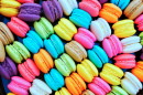 Macarons colorés en gros plan