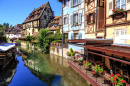 Vieilles maisons à colombages le long du canal à Colmar