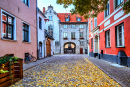 L’automne dans une rue médiévale de la vieille ville de Riga, en Lettonie