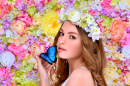 Jeune femme en couronne de fleurs avec un papillon