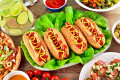 Délicieux hot-dogs sur feuilles de laitue