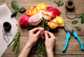 Préparation d’un bouquet de roses fraîches