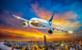 Avion survolant une ville au coucher du soleil