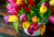 Bouquet coloré de tulipes sur table en bois