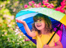 Enfant heureux sous la pluie