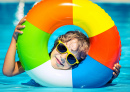 Un enfant heureux joue dans la piscine
