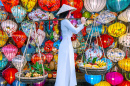 Une femme portant un Ao Dai vietnamien à Hoi An