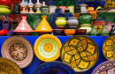 Poterie marocaine colorée en vente à Essaouira