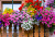 Balcon traditionnel fleuri dans les Alpes