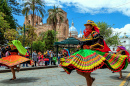 Danseuses en costumes traditionnels, Cuenca, Équateur