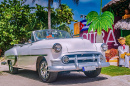 Une voiture classique dans la rue de La Havane, Cuba