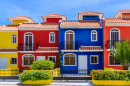 Maisons aux couleurs vives en République dominicaine