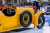 Voiture de course Bugatti jaune vintage