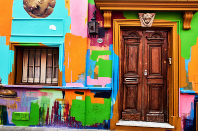 Façade peinte de couleurs vives à Buenos Aires, Argentine
