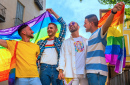 Jeunes hommes avec un drapeau arc-en-ciel