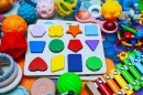 Une pile de différents jouets pour enfants