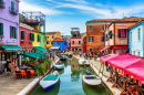 Maisons colorées avec bateaux sur l’île de Burano, Italie