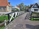 Pont du canal dans le village de pêcheurs néerlandais