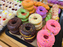 Un assortiment coloré de donuts dans une boulangerie