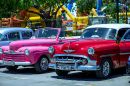 Voitures classiques colorées à La Havane, Cuba