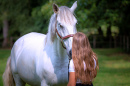 Femme brune avec un cheval blanc
