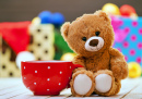 Petit ours en peluche mignon avec une tasse de café