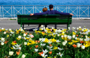 Couple se reposant devant le lac Léman