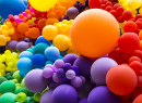 Un enchevêtrement de ballons colorés