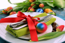 Mise festive de la table de Pâques avec des tulipes
