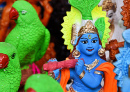 Figurines colorées dans une boutique de rue en Inde