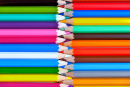Macro de crayons de couleur disposés en rangées