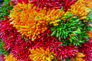 Des bouquets colorés de piments au marché