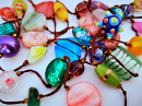 Perles multicolores de formes variées