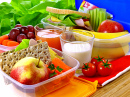 Boîtes à déjeuner avec des aliments colorés et sains