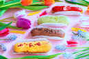 Éclairs délicieux et fleurs vibrantes