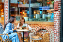 Jeunes femmes dans un café de rue