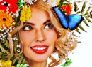 Portrait d’une belle femme avec un papillon
