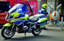 Un policier patrouille les rues de Dortmund