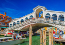Vaporetto passe sous le pont du Rialto, Venise