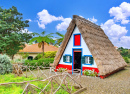 Huttes traditionnelles dans le village de Santana