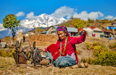 Femme Gurung Filant la Laine, Népal