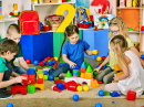 Enfants d’âge préscolaire s’amuser ensemble