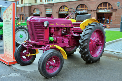 Exposition des tracteurs anciens à Moscou